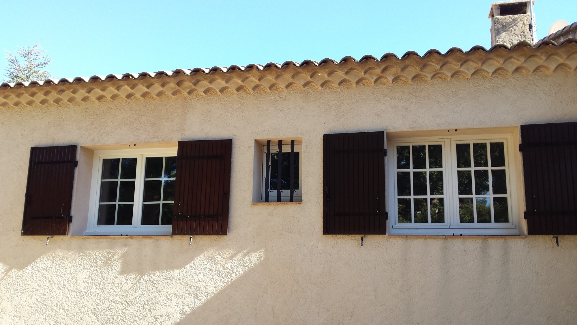 Installation de fenêtres PVC à triple vitrage en rénovation à Venelles