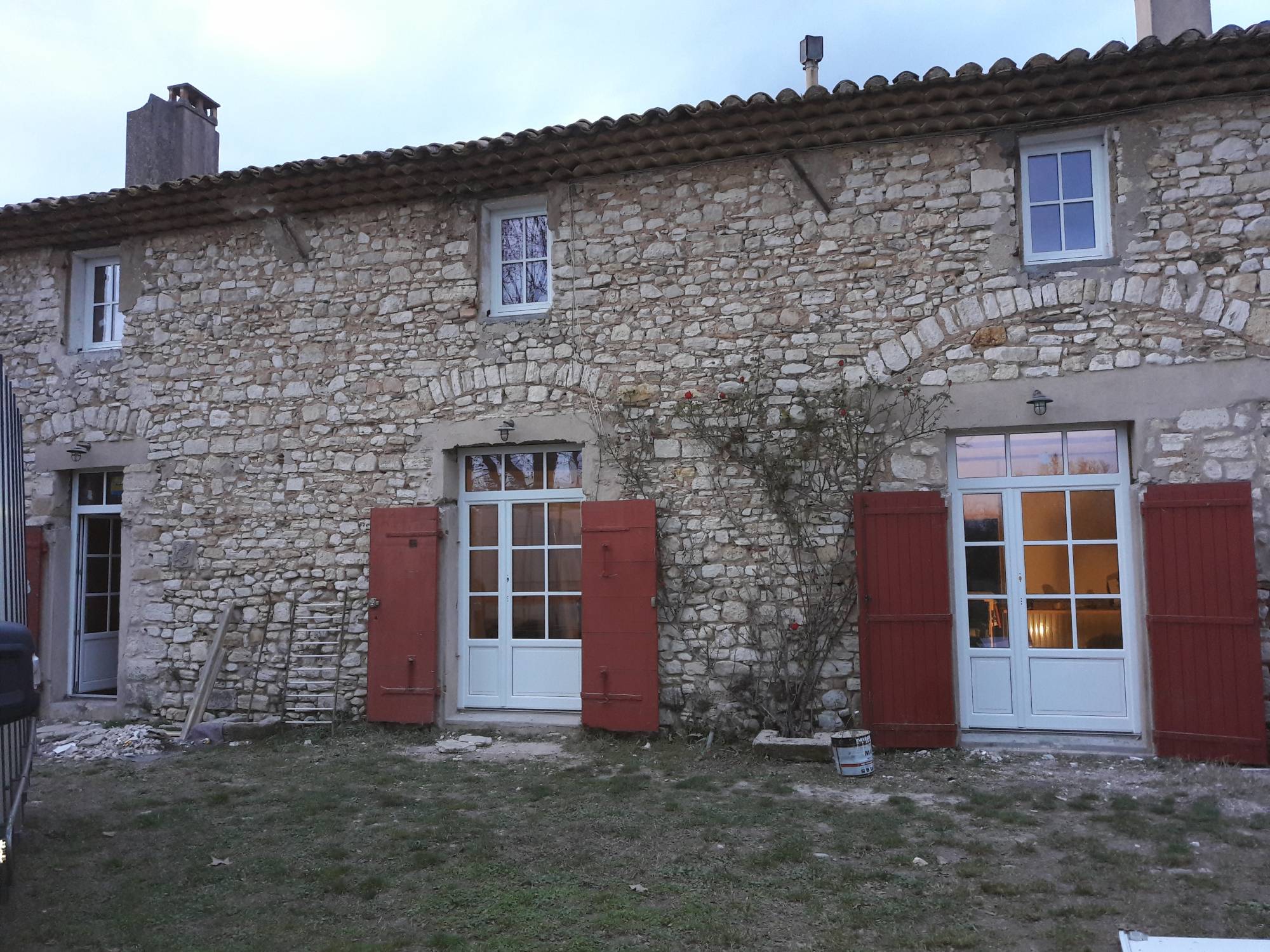 Vente et installation de portes fenêtres bois à Puyricard
