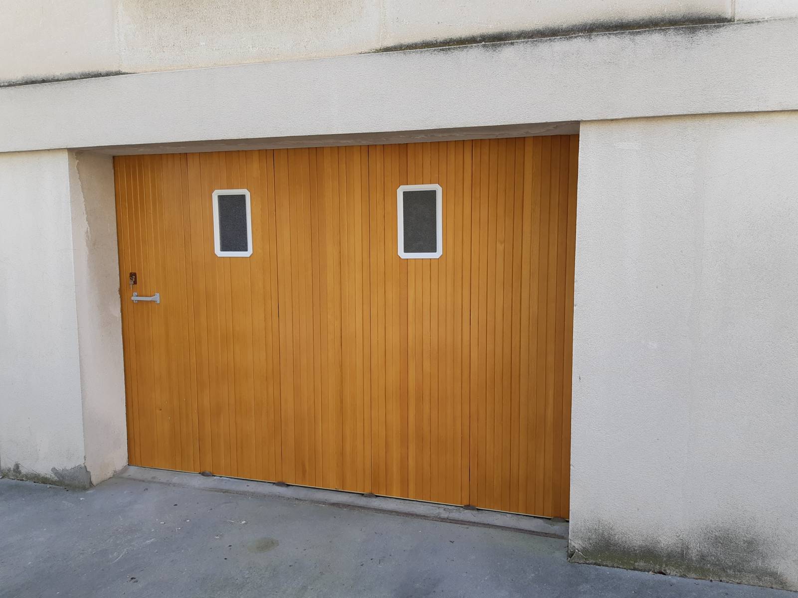 Vente et installation de porte de garage en bois à Aix en Provence