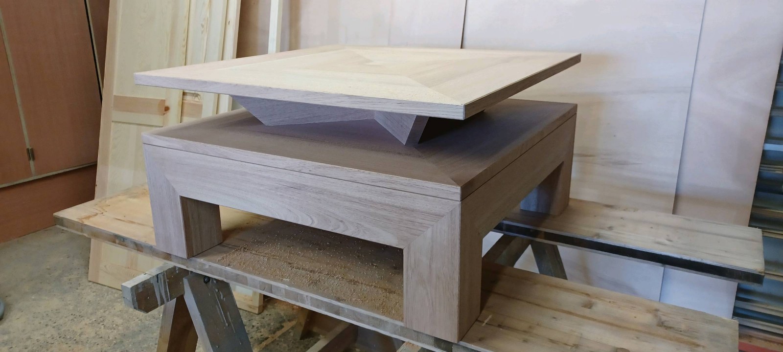 Table basse contemporaine en bois exotique pour une villa a Aix en Provence